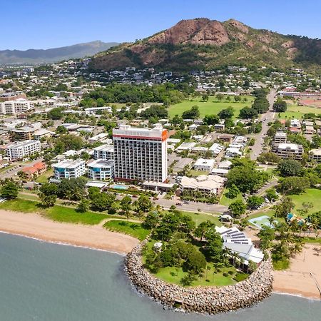 Aquarius On The Beach Aparthotel Townsville Exteriör bild