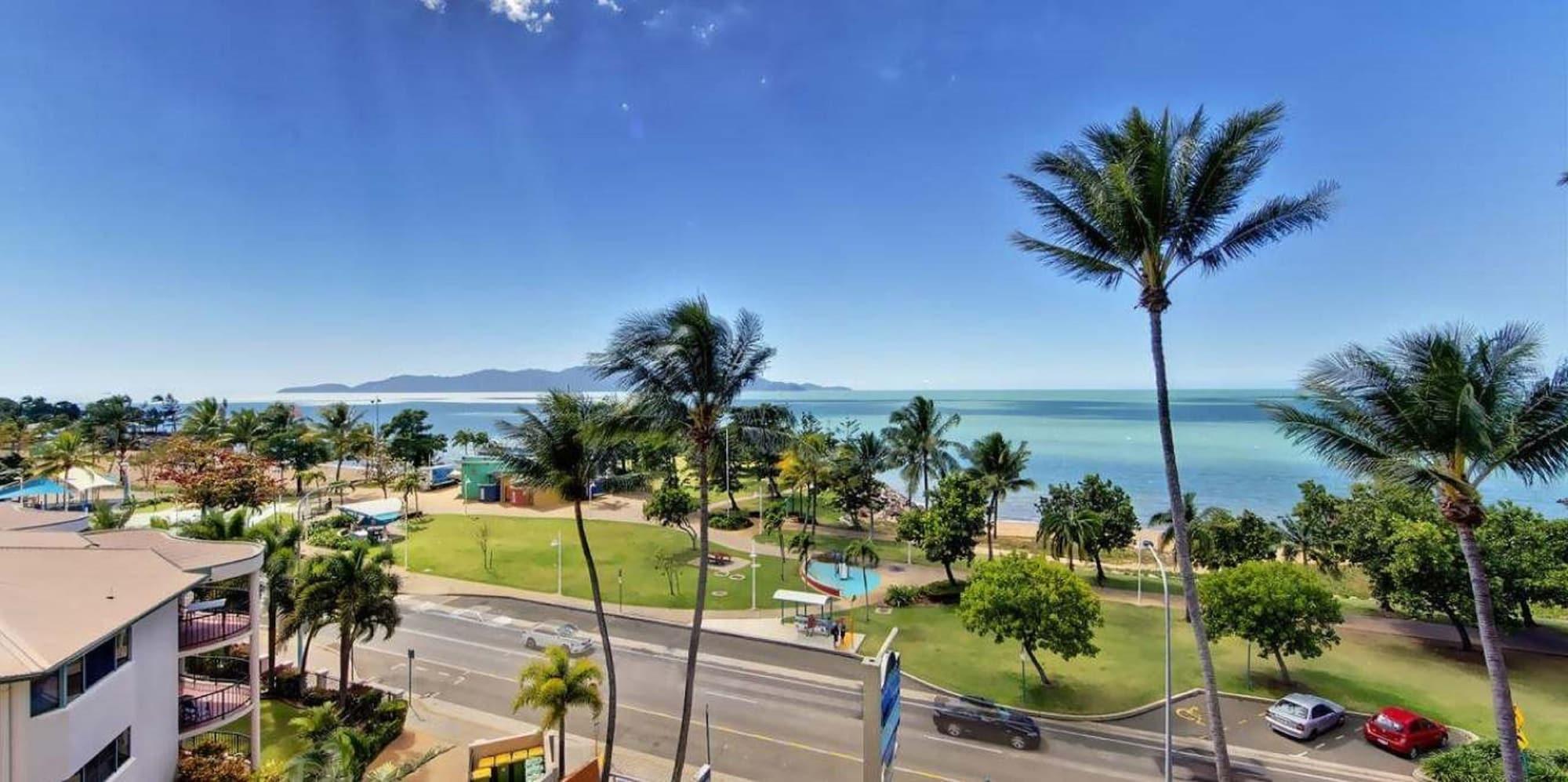 Aquarius On The Beach Aparthotel Townsville Exteriör bild