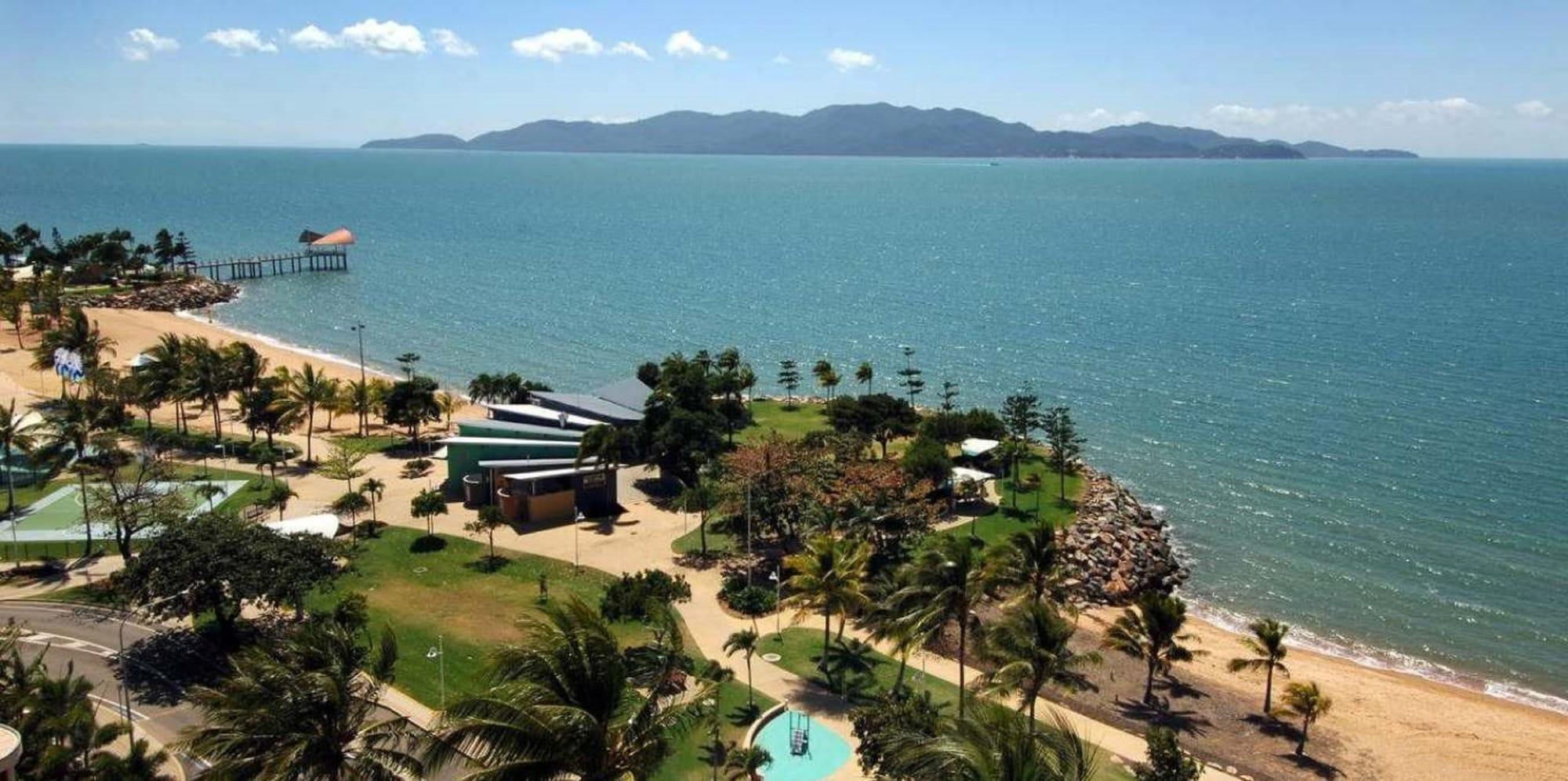 Aquarius On The Beach Aparthotel Townsville Exteriör bild