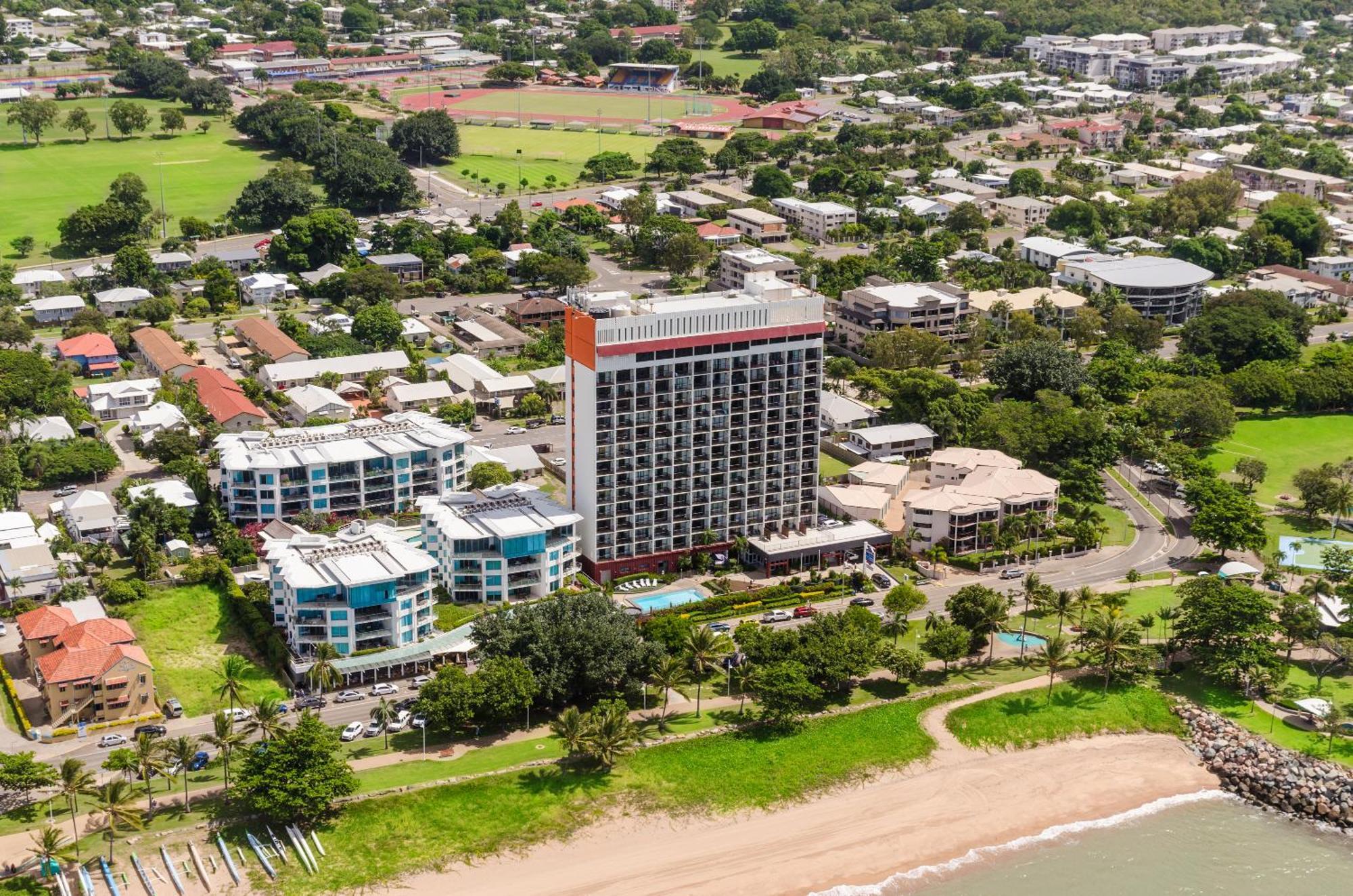 Aquarius On The Beach Aparthotel Townsville Exteriör bild