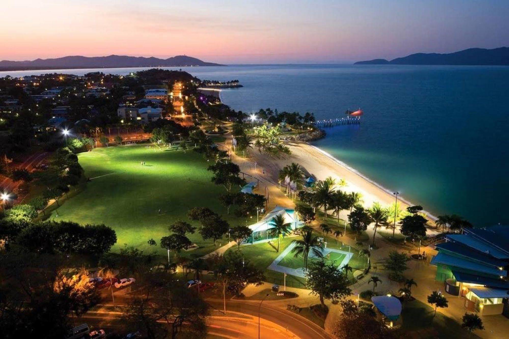 Aquarius On The Beach Townsville Exteriör bild