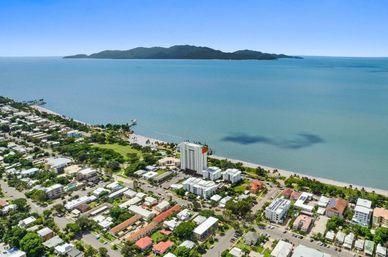 Aquarius On The Beach Aparthotel Townsville Exteriör bild