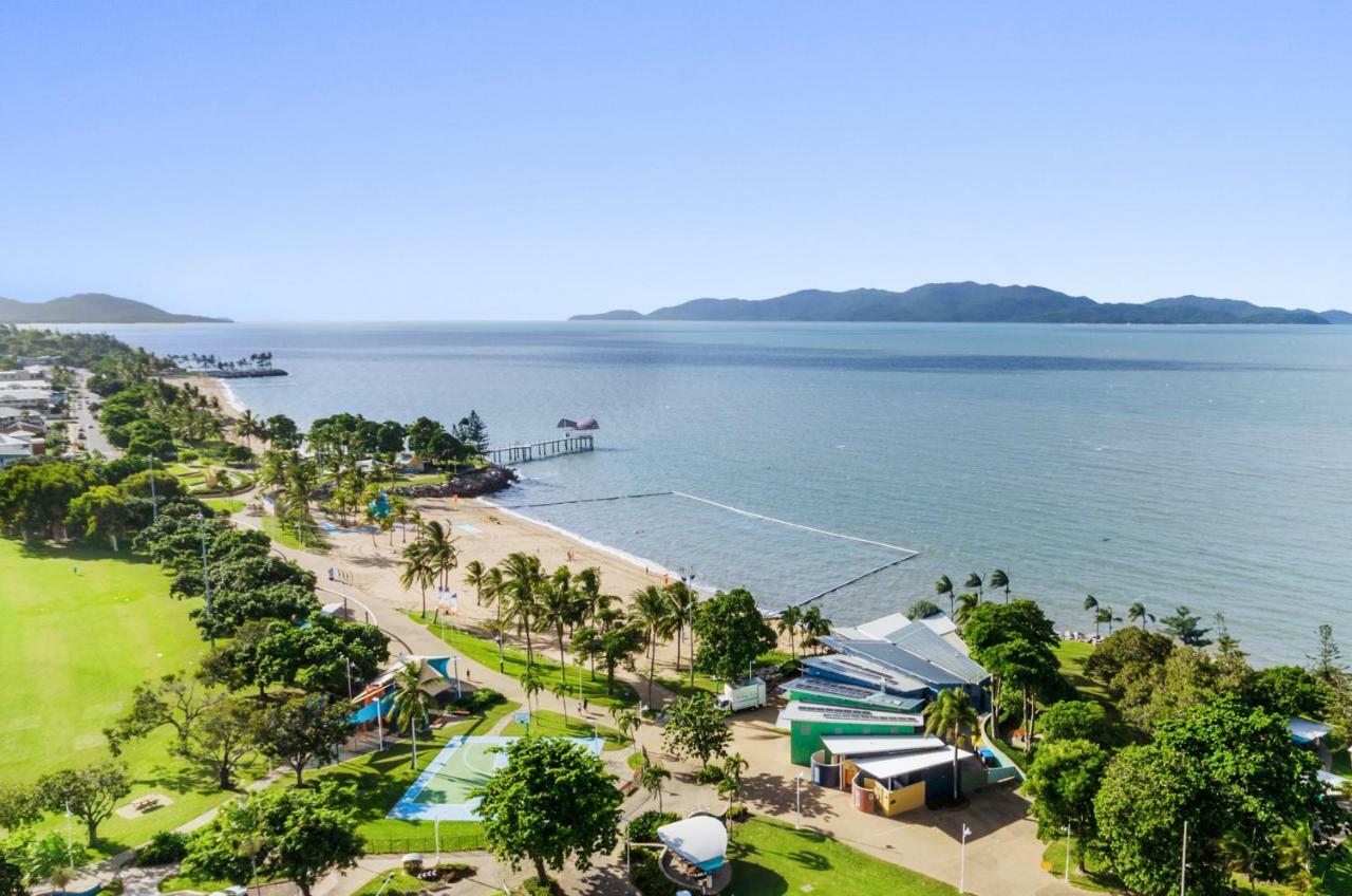 Aquarius On The Beach Aparthotel Townsville Exteriör bild